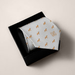 Boxer Dogs Pattern Monogrammed Stropdas<br><div class="desc">Boxer honden patroonontwerp op een klassieke zilver- of lichtgrijze achtergrond. Pas je aan met een monogram om het perfecte te maken van een soort cadeau. Op zoek naar een andere kleur? Geen probleem! Klik op de knop "Aanpassen" en selecteer de achtergrondkleur van uw keuze.</div>
