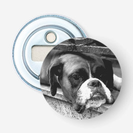 Boxer hond op vensterbank bocnm button flesopener