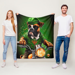 Boxer Hond Rijdt op Fiets St. Patrick's Day Fleece Deken