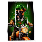 Boxer Hond Rijdt op Fiets St. Patrick's Day Medium Cadeauzakje (Achterkant)