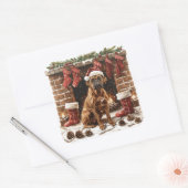 Boxer in kerstmuts bij open haard  vierkante sticker (Envelop)