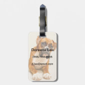 Boxer puppy op ivoorcrème achtergrond. bagagelabel (Achterkant verticaal)