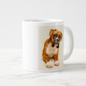 Boxer puppy op ivoorcrème achtergrond. grote koffiekop (Voorkant rechts)