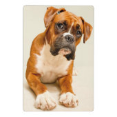 Boxer puppy op ivoorcrème achtergrond. mini klembord (Achterkant)