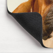 Boxer puppy op ivoorcrème achtergrond. muismat (Hoek)