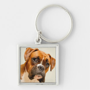 Boxer puppy op ivoorcrème achtergrond. sleutelhanger