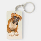 Boxer puppy op ivoorcrème achtergrond. sleutelhanger (achterkant)