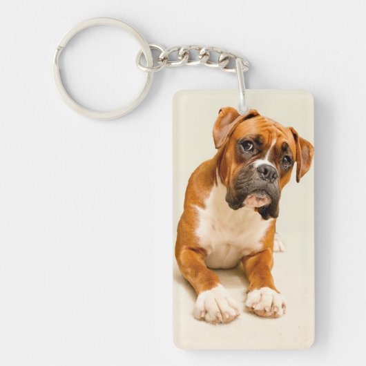 Boxer puppy op ivoorcrème achtergrond. sleutelhanger (Voorkant)