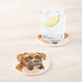 Boxer puppy op ivoorcrème achtergrond. zandsteen onderzetter (Zijkant)