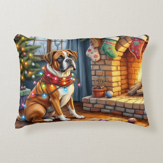 Boxer zittend bij open haard met kerstverlichting accent kussen (Voorkant)