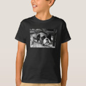 Boxerhond op vensterbank BCCNM T-shirt (Voorkant)