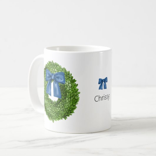 Boxwood Krans met Blue Bow Ceramic Koffiemok (Voorkant links)