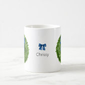 Boxwood Krans met Blue Bow Ceramic Koffiemok (Center)