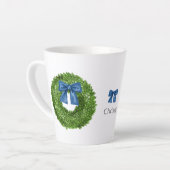 Boxwood Krans met Blue Bow Ceramic Latte Mok (Linkerhoek)