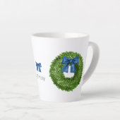 Boxwood Krans met Blue Bow Ceramic Latte Mok (Rechterhoek)