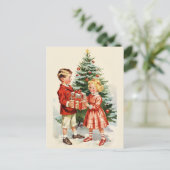 Boy and girl giving each other Christmas presents Briefkaart (Staand voorkant)