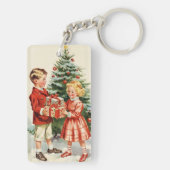 Boy and girl giving each other Christmas presents Sleutelhanger (achterkant)