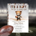 Boy Bearly Wait Amerikaans Football Baby shower Kaart<br><div class="desc">Schattige sportthema "Het is een jongen en we kunnen nauwelijks wachten!" Teddy Bear Amerikaanse Football Player Boy Baby shower ontwerp.</div>