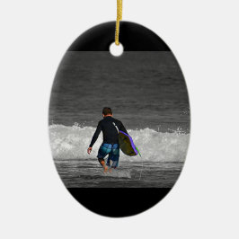 BOY EN ZIJN BOOGIE BOARD KERAMISCH ORNAMENT