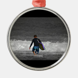 BOY EN ZIJN BOOGIE BOARD METALEN ORNAMENT