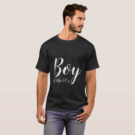 Boy of the Sixties Elegante Typografie Zwart Wit T-shirt (Voorkant volledig)