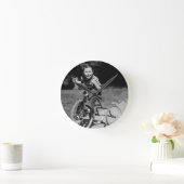 Boy Riding Tricycle Ronde Klok (Huis)