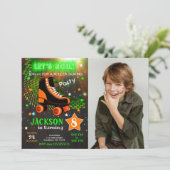 Boy Roller Skating Birthday Invitation Neon Kaart (Staand voorkant)