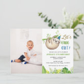 Boy Sloth Thema Verjaardagsfeest Foto Kaart (Staand voorkant)