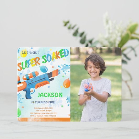 Boy Water Pistool Verjaardag Foto Uitnodiging (Staand voorkant)