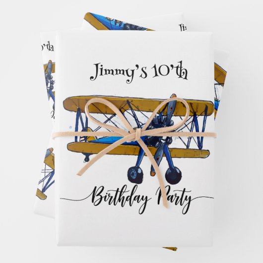Boys birthday party with blue and yellow biplane inpakpapier vel (In situ)