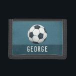 Boys Blue en Sporty Football Voetbal Kinderen Drievoud Portemonnee<br><div class="desc">Dit coole en moderne kaartontwerp van het kind is voorzien van een illustratie van het voetbal (Brits football) en kan worden gepersonaliseerd met de naam van uw zoon in een sportieve typografie. Ideaal voor de portemonnee van een sportliefhebber!</div>