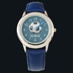 Boys Blue Sports Soccer Football Kinder Horloge<br><div class="desc">Dit schattige en moderne kinder horloge heeft een voetbal (football) met een blauwe achtergrond. Het horloge kan gepersonaliseerd worden met de naam van je jongens,  en duidelijke getallen,  het perfecte cadeau voor elke sportliefhebber.</div>