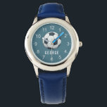 Boys Blue Sports Soccer Football Kinder Horloge<br><div class="desc">Dit schattige en moderne kinder horloge heeft een voetbal (football) met een blauwe achtergrond. Het horloge kan gepersonaliseerd worden met de naam van je jongens,  en duidelijke getallen,  het perfecte cadeau voor elke sportliefhebber.</div>