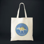 Boys Blue Waterverf Dinosaur en Name Kinder Tote Bag<br><div class="desc">Dit mooie ontwerp is voorzien van een hand die blauw en gouden waterverf dinosaurus schilderde en kan worden gepersonaliseerd met de naam van je jongen. Ideaal voor elke dinosaurus die van kind houdt of voor een nieuwe mama om als luiertas te gebruiken. Bekijk onze winkel voor andere prachtige design!</div>