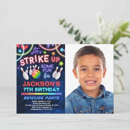 Boys Bowling Birthday Party Fotouitnodiging Kaart (Staand voorkant)