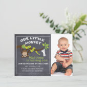 Boys Chalkboard Monkey 1st Birthday Uitnodiging (Staand voorkant)