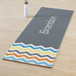 Boys Chevron Gray Blue Oranje Pattern Personalized Yogamat<br><div class="desc">Boys Chevron Gray Blue Oranje Pattern heeft Yoga Mat gepersonaliseerd. Fun masculine chevron stripe yellow,  oranje,  blauw en grijs chevron strepen op een grijze achtergrond. Vun tentwinen,  tieners of kinder cadeauideeën in een simpel chevron stripe-thema. Aangepast in witte lettertypen. Bewerken om de lettertypestijl te wijzigen. www.SamAnnDesigns.com</div>