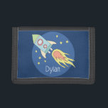 Boys Colorful Rocket Shiket Space Pattern en naam Drievoud Portemonnee<br><div class="desc">Deze prachtige kinder portemonnee is voorzien van een prachtig en kleurrijk handgetrokken raketschip in de ruimte. Het ontwerp biedt ook een plek waar je je jongens kunt noemen. Ideaal voor elke kleuter of de eerste portemonnee van het kind!</div>