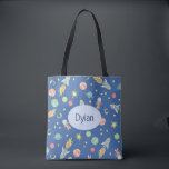 Boys Colorful Rocket Shiket Space Pattern en naam Tote Bag<br><div class="desc">Deze prachtige kinder canvas tas is voorzien van een prachtig en kleurrijk handgetekend patroon in de ruimte, met raketten, astronauten, planeten en sterren in de mix. Het ontwerp biedt ook een plek waar je je jongens kunt noemen. Ideaal voor elke peuter of kind, of voor een nieuwe moeder om als...</div>