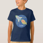 Boys Colorful Rocket Ship Space Galaxy en naam T-shirt<br><div class="desc">Dit prachtige kinder ontwerp is voorzien van een prachtige, kleurrijke, door de hand getrokken raket in de ruimte. Het ontwerp biedt ook een plek waar je je jongens kunt noemen. Ideaal voor elk kind!</div>