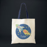 Boys Colorful Rocket Ship Space Galaxy en naam Tote Bag<br><div class="desc">Deze prachtige kinder canvas tas is voorzien van een prachtig en kleurrijk handgetrokken raketschip in de ruimte. Het ontwerp biedt ook een plek waar je je jongens kunt noemen. Ideaal voor elke peuter of kind,  of voor een nieuwe moeder om als luidere tas te gebruiken!</div>