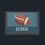 Boys Cool en Sporty American Football Kinder Drievoud Portemonnee<br><div class="desc">Dit coole en moderne wandontwerp van het kind is voorzien van een Amerikaanse football/rugby-illustratie en kan worden gepersonaliseerd met de naam van uw zoon in een sportieve typografie. Ideaal voor de portemonnee van een sportliefhebber!</div>