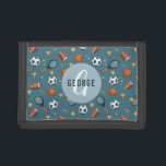 Boys Cool Sports Monogram Kinder Drievoud Portemonnee<br><div class="desc">Dit coole en moderne kind monogram mapje is voorzien van een sportief illustratiepatroon,  met een football,  voetbal,  basketbal,  tennisracket en trofeeën,  en kan gepersonaliseerd worden met de naam en het initiaal van je jongen in sporttypografie. Het perfecte monogrammed cadeau voor elke sportliefhebber!</div>
