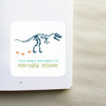 Boys Cool T-Rex Dinosaur Kinder Boekplaat Vierkante Sticker<br><div class="desc">Deze coole jongen 'dit boek hoort' boekenplaat sticker ontwerp is voorzien van een marineblauwe t-Rex dinosaurus fossiel, en heeft plaats voor u om uw kinder naam toe te voegen in mooie typografie. Perfect voor de rug van uw kind naar school benodigdheden. Bekijk de rest van ons collectie voor andere leuke...</div>