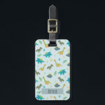 Boys Cute Blue Dinosaur Pattern Name Kinder Bagagelabel<br><div class="desc">Dit schattige en moderne kinder bagagelabel heeft een dinosaurus-cartoon,  met een t-rex,  stegosaurus en Jurassic-oerwoud-planten,  en kan gepersonaliseerd worden met je jongens naam en contactgegevens. Het perfecte blauwe dinosauruscadeau voor je baby,  peuter of kind's eerste reis. Bekijk ons collectie voor het bijbehorende hoesje paspoort.</div>