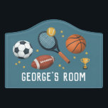 Boys Cute Blue Football Soccer Sports Kinder Deurbordjes<br><div class="desc">Dit leuke,  op sport georiënteerde deurbordontwerp van jongens kenmerkt een basketbal,  football,  tennisracket,  voetbal en trofee,  en kan gepersonaliseerd worden met je jongens naam. Ideaal voor ruimte- of sportliefhebbende kinderen. Geweldig decor voor een kamer van een kind,  speelkamer of een kinderkamer van een baby!</div>