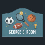 Boys Cute Blue Football Soccer Sports Kinder Deurbordjes<br><div class="desc">Dit leuke,  op sport georiënteerde deurbordontwerp van jongens kenmerkt een basketbal,  football,  tennisracket,  voetbal en trofee,  en kan gepersonaliseerd worden met je jongens naam. Ideaal voor ruimte- of sportliefhebbende kinderen. Geweldig decor voor een kamer van een kind,  speelkamer of een kinderkamer van een baby!</div>