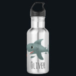 Boys Cute Blue Ocean Shark Kinder School Waterfles<br><div class="desc">Dit schattige en moderne kinder flessenontwerp is voorzien van een blauwe cartoon van haaien met oranje vis. Het flesje kan gepersonaliseerd worden met de naam van je jongens. De perfecte oceaan,  de toevoeging aan je kinder schoolspullen!</div>