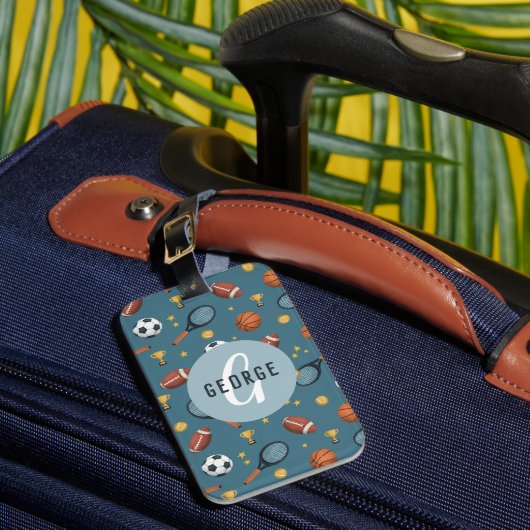Boys Cute Blue Sports Monogram Kinder Bagagelabel (Voorkant Insitu 1)