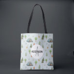 Boys Cute Camping Beer Pattern and Name Kinder Tote Bag<br><div class="desc">Dit schattige blauwe aangepaste kinder ontwerp van de canvas tas is voorzien van een kampeerpatroon van de cartoon, met beren, tenten, kampvuren, bosbomen en bloemen. Er is ook ruimte voor je om je jongens naam en monogram toe te voegen in een mooi lettertype. Het perfecte bos, de toevoeging aan je...</div>
